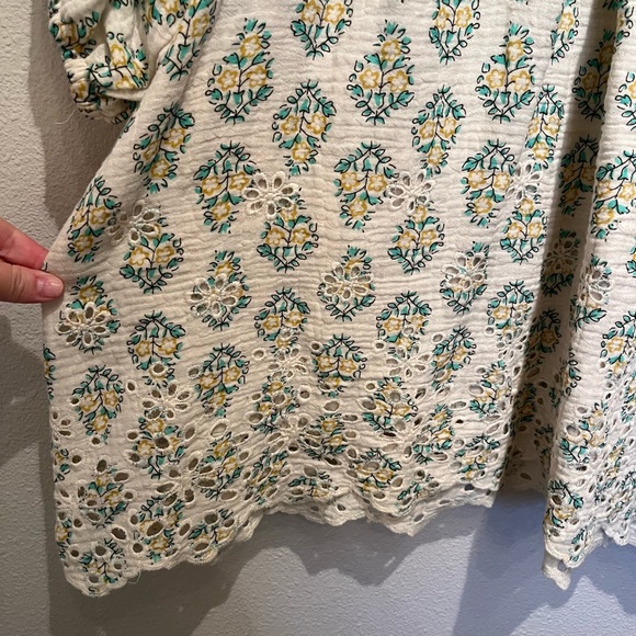 Cute Floral Blouse with scalloped edges - Picture 3 of 3